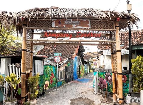 Selain itu, motif dasar batik semarang banyak dipengaruhi budaya china yang pada umumnya banyak menampilkan motif fauna yang lebih menonjol adapun motif semarang yang menonjolkan ikon kota semarang seperti tugu muda, lawang sewu, burung kuntul, wisma perdamaian, dan gereja. 40+ Tempat Wisata di Semarang Untuk Liburan Terbaik ...