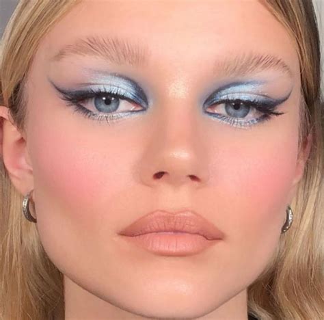 Blue Eyeshadow Look Discovered By Kiraa On We Heart It Dope Makeup