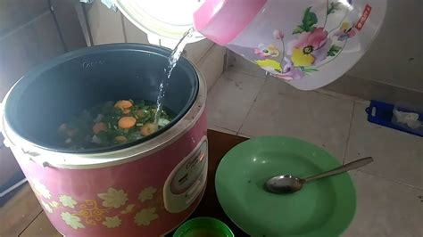 Nasi ayam hainan adalah salah satu makanan populer di beberapa negara salah satunya di indonesia. KEREENN!!! BEGINI CARA ANAK KOST MASAK PAKAI RICE COOKER ...