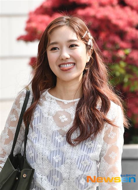 포토라이브 아나운서 이혜성 #43기아나운서 #kbs아나운서 #이혜성 #kbs ㅣ kbs방송. 이혜성, 봄꽃 미소와 함께 메롱~ 포토엔HD - 뉴스엔