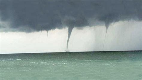 Captan Tres Tornados De Agua Que Ocurrieron De Forma Simultánea Video