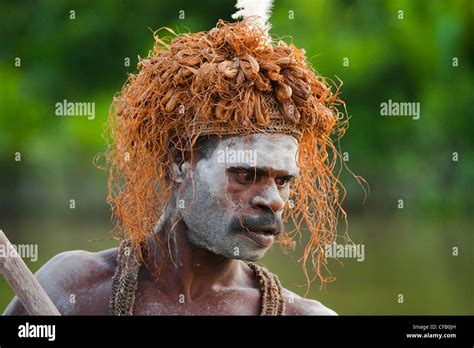 hombre de la tribu asmat agats village nueva guinea indonesia fotografía de stock alamy