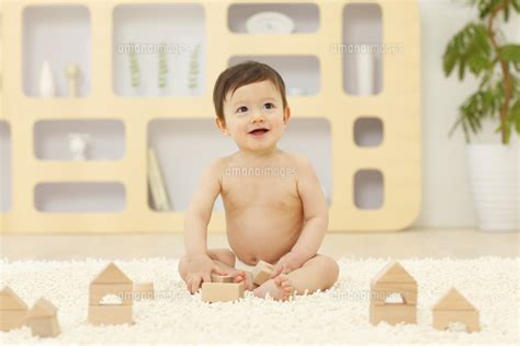 リビングで積木で遊ぶ裸の赤ちゃん の写真素材イラスト素材アマナイメージズ