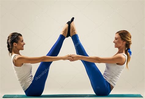 Yoga En Pareja Postura Del Barco Compinche Balance Foto De Stock