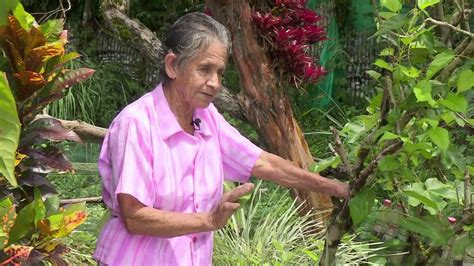 ella es aura carmona una mujer de 76 años que le ha dedicado su vida al campo la finca de hoy