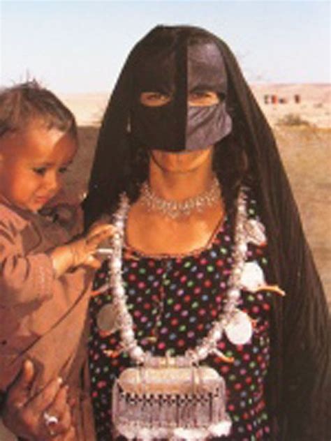 Bedouin Arabian Women Traditional Outfits Veiled Women