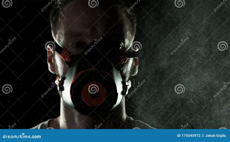 Homem De Fato Químico Com Respirador E óculos Foto De Stock Imagem De