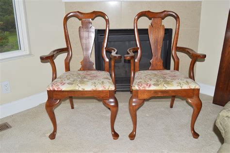 Queen Anne Style Dining Table And Chairs By Cresent Furniture Ebth