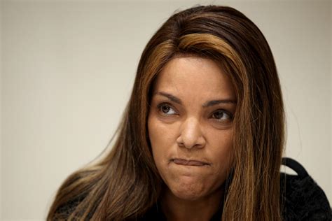 A partir de hoje, flordelis é a mais nova. Flordelis é surpreendida por sensitiva que a acusa de ter assassinado o pastor Anderson: "Foi ela"