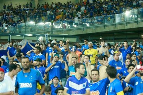 Torcida Apoia Cruzeiro Na Chegada Da Delegação Ao Estádio O Tempo