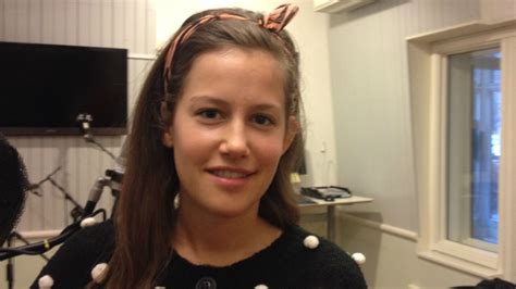 Hon bygger pyramider med unga tjejer P Sjuhärad Sveriges Radio