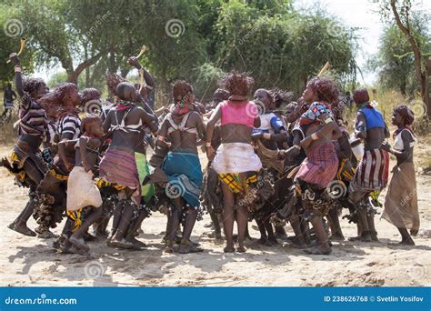 Ethiopia Turmi Dorf Omo Tanzplatz Redaktionelles Stockfoto Bild Von