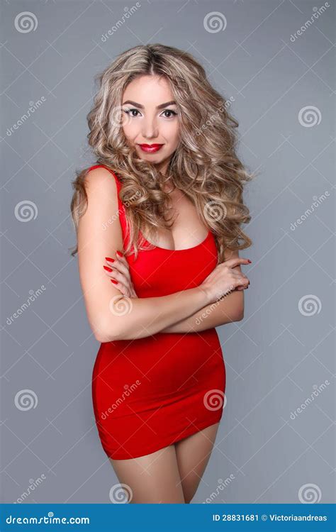 Femme Blonde Sexy Dans La Robe Rouge De Mode Sur Le Fond Gris Image Stock Image Du Vêtement