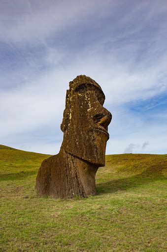 Although famous for the large monumental moai statues which adorn easter island, rapa nui is also home to extensive rock art carvings and paintings with unique motifs. Stone Statues Moai On Easter Island Rapa Nui - Fotografie ...