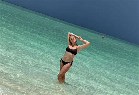 Claudia Gerini Lato B Scultoreo In Spiaggia Bikini E Perizoma La Foto Oltre La Censura