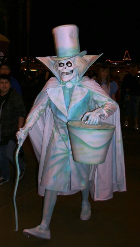 Hatbox Ghost Cosplay In 2020 Ghost Costumes Disney Costumes Cool