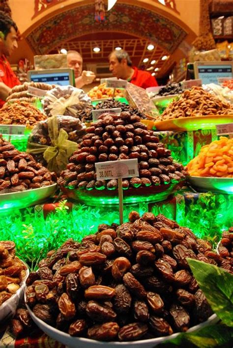 Egipatska Pijaca U Istanbulu Spremna Za Ramazan Kupcima Se Na Tezgama
