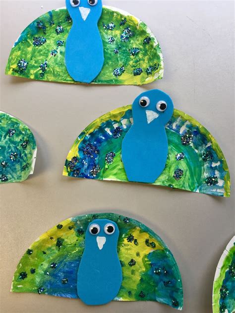 Peacock crafts for my 3 year old toddlers! Love these little zoo crafts