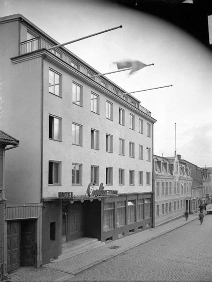 Das in den 30er jahren errichtete boutiquehotel hotell sköna rum besticht durch seine zentrale. Uppgift enligt fotografen: "Uddevalla. Exteriör Hotell ...