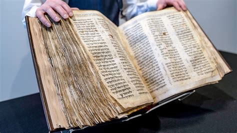 La Biblia Hebrea Más Antigua Se Vende Por 38 Millones En Sothebys