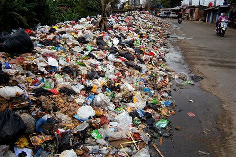 SAMPAH MENGGUNUNG DI DEPOK ANTARA Foto