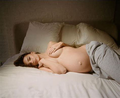 Emily Ratajkowski Presume Su Embarazo Al Desnudo