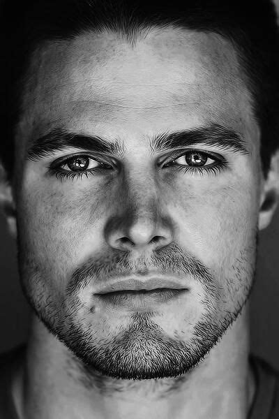 Stephen Amell He Isn T Even The Best Looking Guy On The Show Arrow Stephen Amell Robin Hood