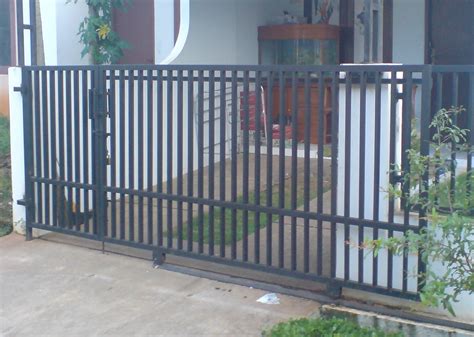 Desain pagar lipat minimalis dari besi tempa. pagar / pagar dorong / gerbang / pagar lipat - modern teralis