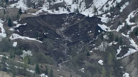 12 People Dog Rescued After Mudslide Blocks Sr 504 Near Mount St Helens