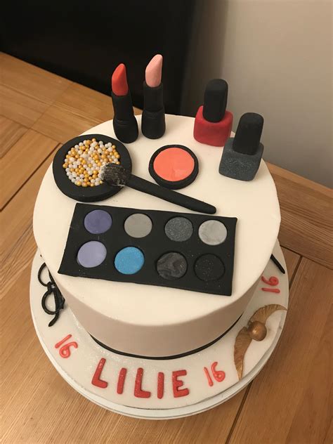 Fondant makeup props decorate the cake in excess!!! Makeup Cake | Make up cake, Cake, Desserts