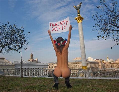lo que ve la cámara Protestan desnudas en Ucrania Las de Femen