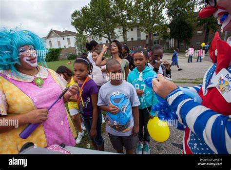 Balloons Children Clown Clowns Fotos Und Bildmaterial In Hoher