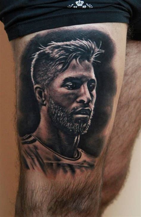 Tatuaje retrato de estilo black and grey de Sergio Ramos.