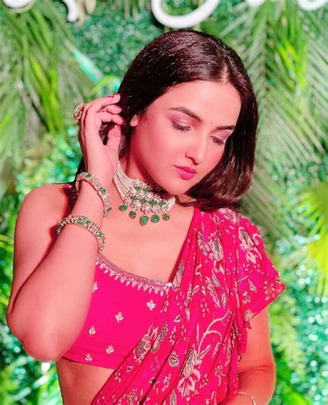 Jasmin Bhasin Teases Fans With Her Sultry Photos In Hot Pink Saree And Sexy Kamarband Kundan