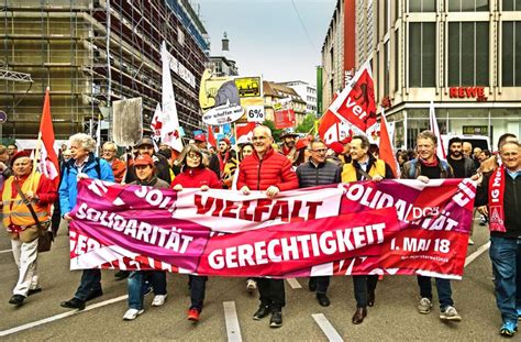 Demo zum 1. Mai in Stuttgart: 4000 Bürger demonstrieren für Solidarität