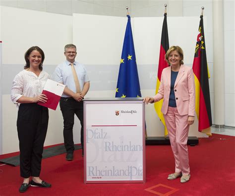 The car is (good / better) than the bike. Ministerpräsidentin Dreyer und Bundesministerin Giffey ...