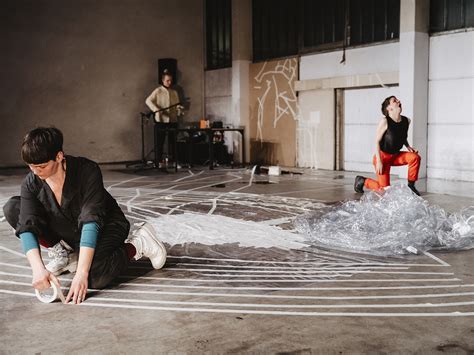 Mit an bord des kultursommer wien 2021 sind die beliebten public moves in kooperation mit impulstanz. Agnes Schneidewind, Johanna Nielson & Marina Poleukhina ...