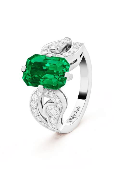 Dakota Johnsons Enormous Emerald Ring Dakota Johnson And Coldplay S