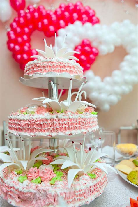 Balloon decorations turn your wedding reception into a wonderland of soft, silky textures, dazzling colors and a multitude of shapes. 6 Wedding Balloon Decoration Ideas You Can't Miss!