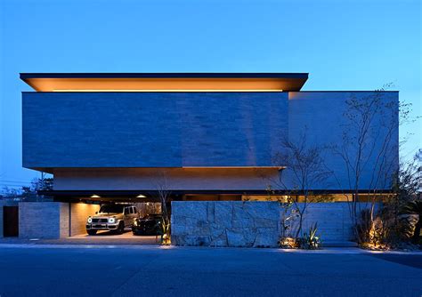美しく浮かび上がる夜の外観 モダンハウスの外観 高級ガレージ 現代建築の住宅
