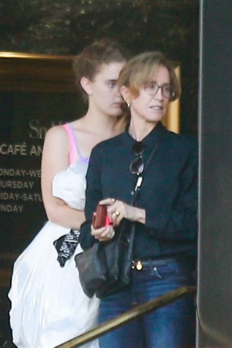 Photo Exclusif Felicity Huffman Et Sa Fille Georgia Grace Macy Sont All Es Faire Du Shopping