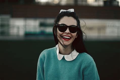 여자 모델 갈색 머리 머리 활 얼굴에 머리카락 바람이 센 선글라스 빨간 립스틱 웃고있는 스웨터 HD 배경 화면