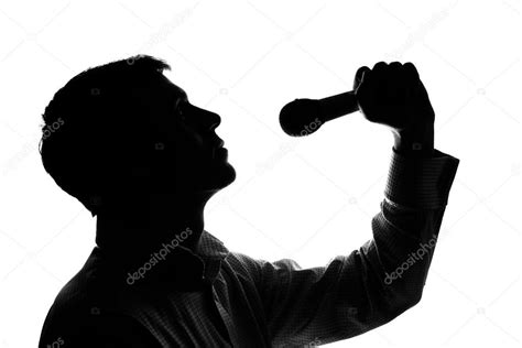 Un Joven Cantando En Un Micrófono — Fotos De Stock © Fantomrd 95108804