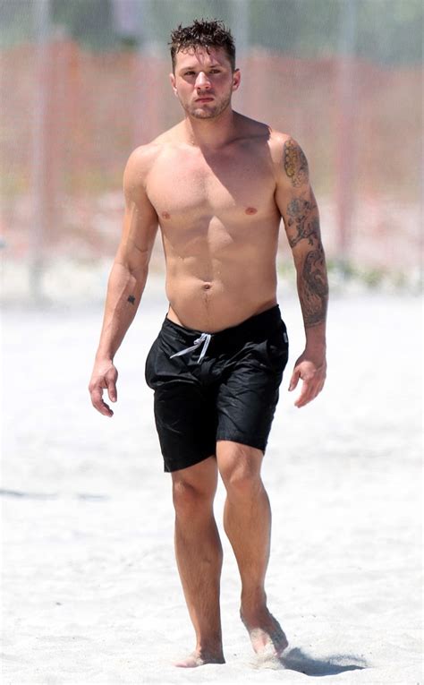 Shirtless Ryan Phillippe Looks Ripped At Age 39 E News