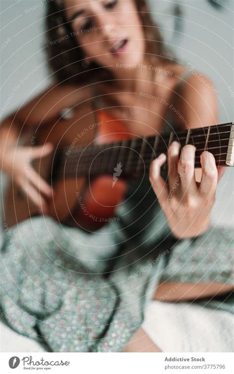 Ruhiger Junge Spielt Gitarre Auf Dem Bett Ein Lizenzfreies Stock Foto