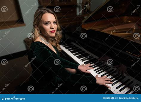 Pianista Playing Del Piano Fotografia Stock Immagine Di Interno