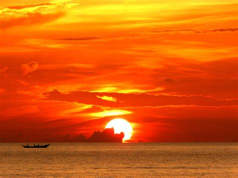 A Stunning Sunrise Over The East Sea In Lang Co Vietnam Stellar Travel