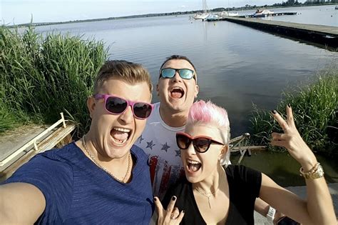 Magdalena narożna została skrytykowana za strój na komunii córki. Piękni i Młodzi poszerzyli skład? Do kogo będzie przytulać ...