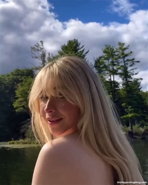 Sabrina Carpenter Surprises Fappers With Skinny Dipping 7 Pics