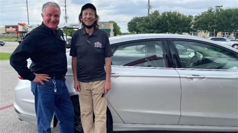 Papa John S Pizza Gives Worker New Car After His Catalytic Converter Was Stolen Abc13 Houston